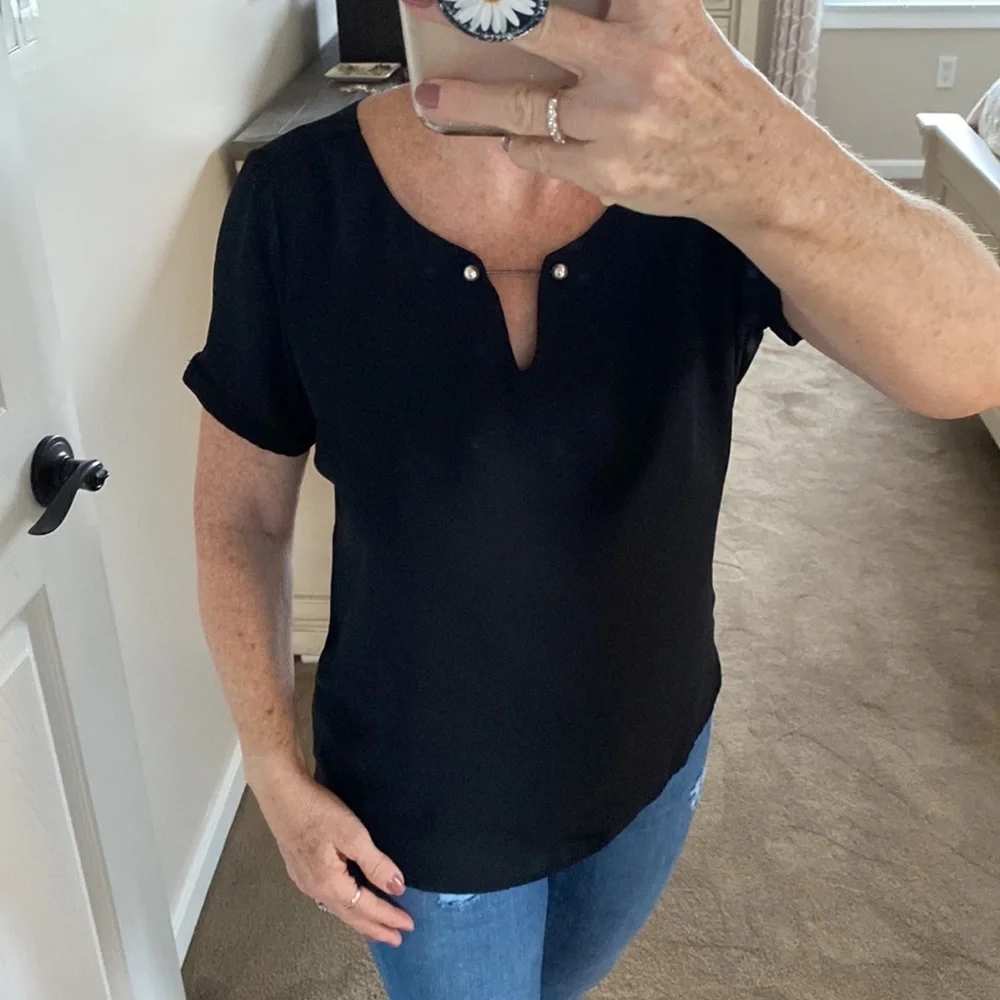 Apt 9 pullover short sleeved blouse with pearl clasp as the neckline - Picture 3 of 8